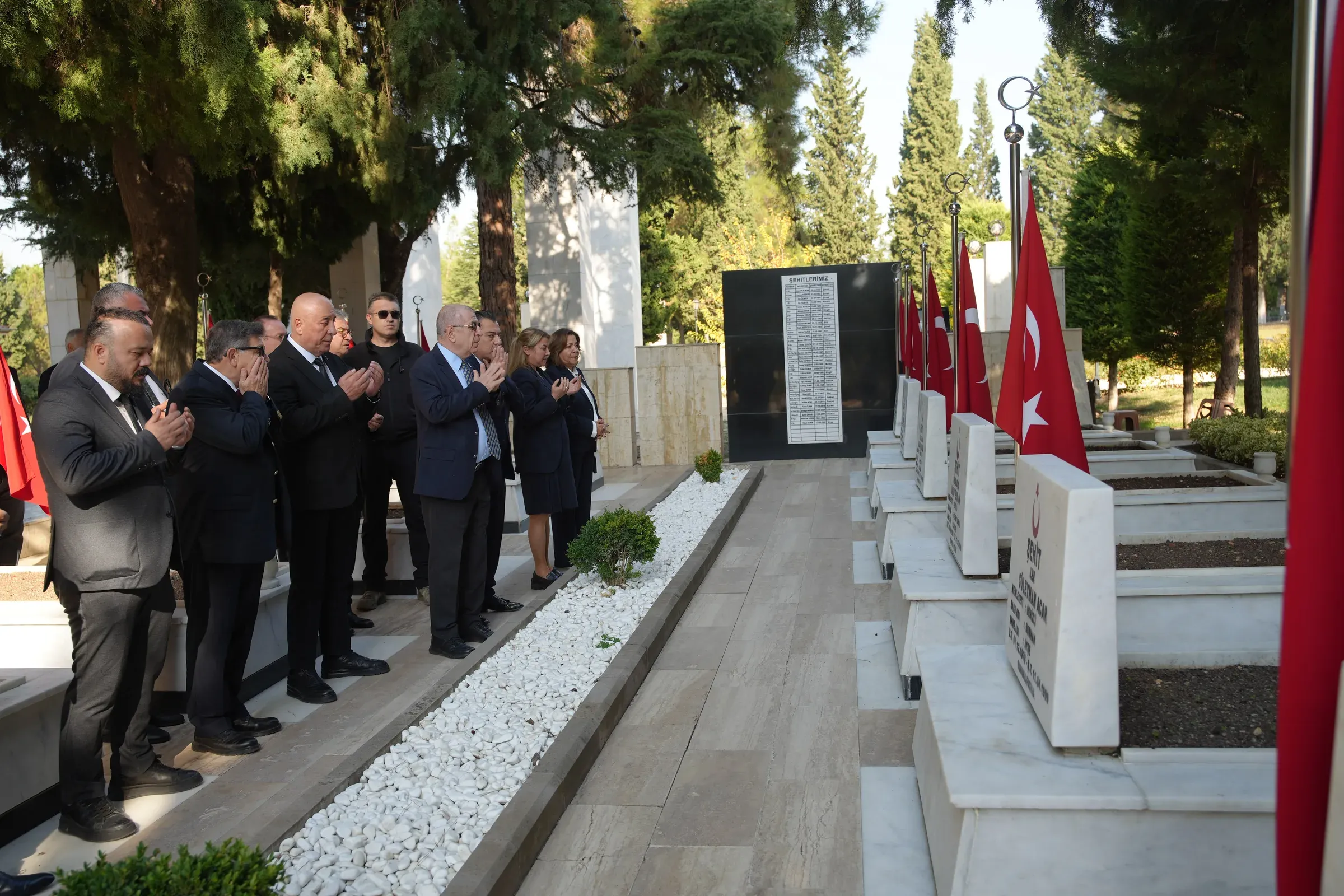 Ümit Özdağ Asri Mezarlık Şehitler Anıtı'nı ziyaret etti